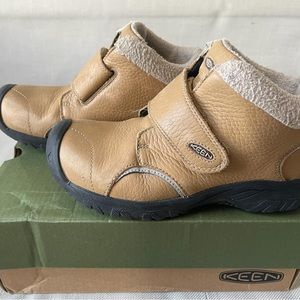 Keens Boy’s Kootenay 3 Mid Boots in birch size 13
